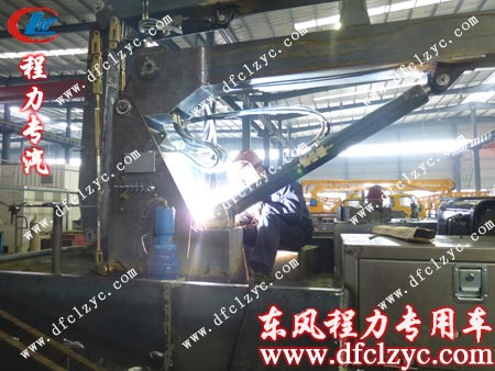 生產(chǎn)車間里正在認真工作的一線工人