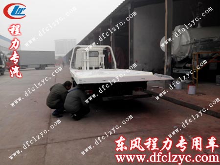 湖北程力東風(fēng)一拖二銳鈴清障車(chē)做最后噴漆工作