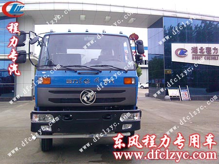 東風(fēng)145灑水車(chē)出廠前在湖北程力門(mén)口留影