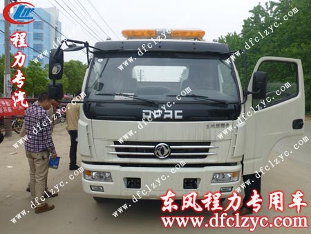 客戶(hù)詳細(xì)查看清障車(chē)的外形、配置