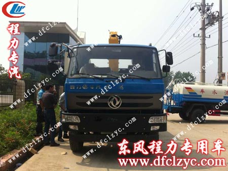 客戶正在檢驗(yàn)東風(fēng)153隨車吊的外觀 客戶正在檢驗(yàn)東風(fēng)153隨車吊的外觀