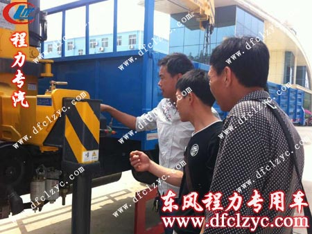 司機(jī)正在講解隨車吊的支腿操作流程 司機(jī)正在講解隨車吊的支腿操作流程