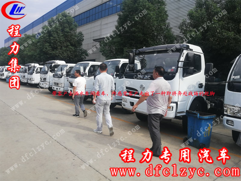 湖北程力集團(tuán)銷售人員帶客戶去車間看車，一個(gè)個(gè)走出了氣勢(shì)不凡的步伐