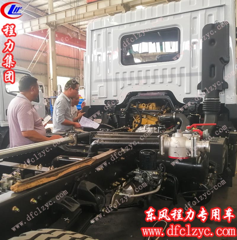 程力銷售人員正在給客戶講解國(guó)六東風(fēng)底盤的差異之處