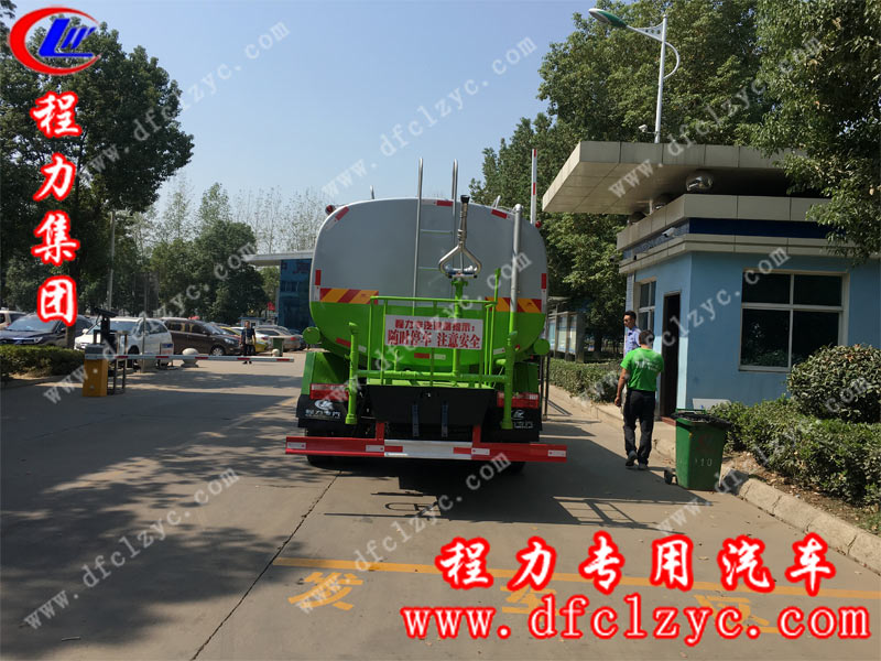 河南客戶來程力公司提的國六東風D9灑水車，正在廠區(qū)門口等待核對資料出廠