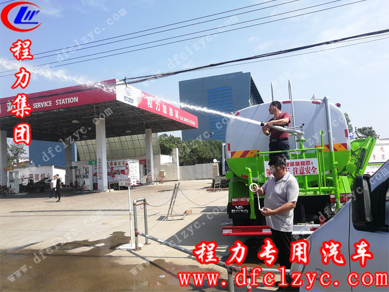 程力銷售人員在程力加油站停車區(qū)域，給客戶試車中