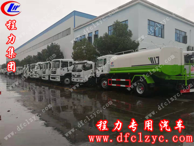 在試水區(qū)停放的程力集團(tuán)灑水車(chē)在大雨沖刷后顯得一片潔凈 在試水區(qū)停放的程力集團(tuán)灑水車(chē)在大雨沖刷后顯得一片潔凈