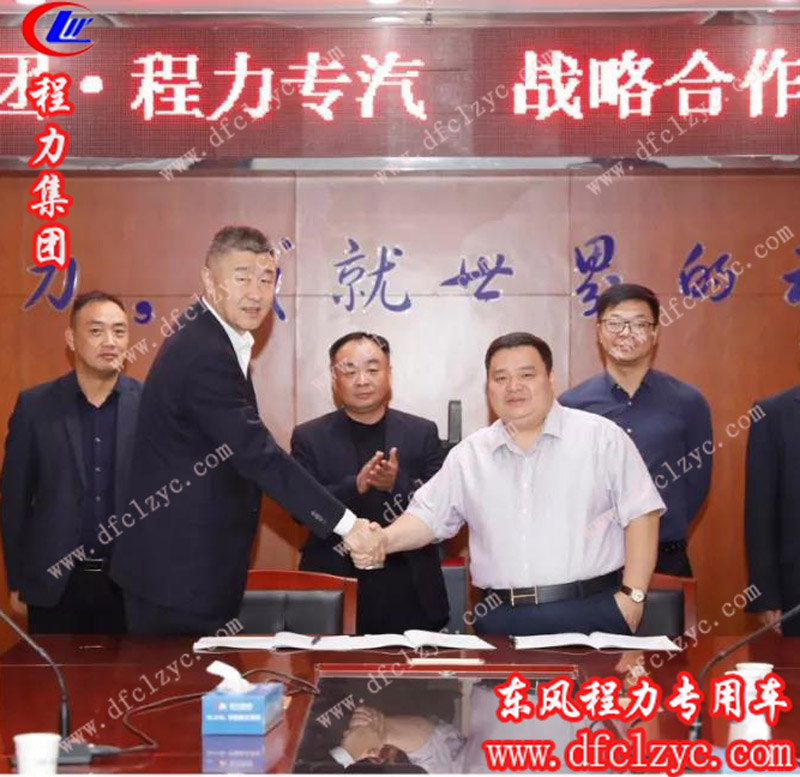 主賓雙方愉快地在合作文本簽約，并合影留念
